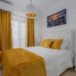 Chez Oasis Lagos - Charming Central By The Beach