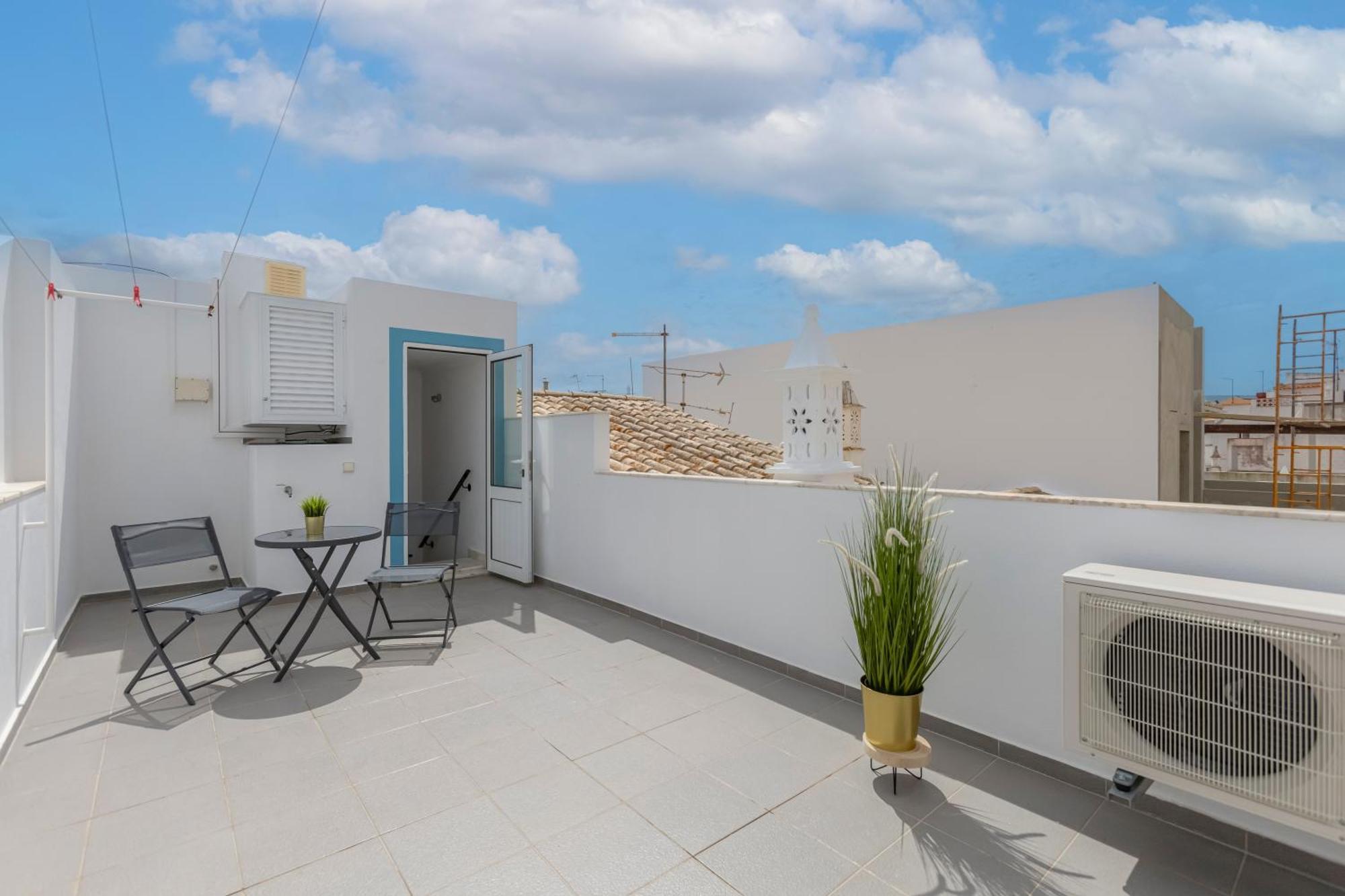 Chez Oasis - Charming By The Holiday home *