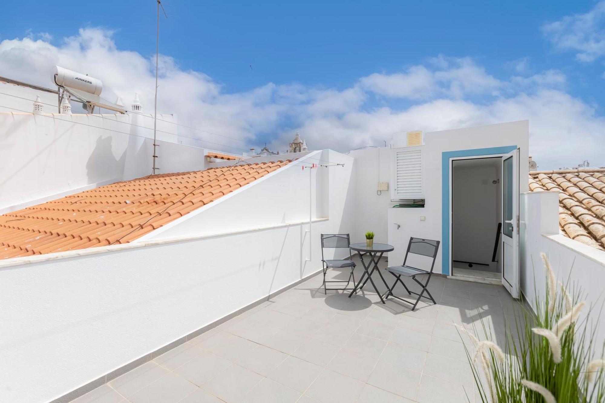 Chez Oasis - Charming By The Holiday home